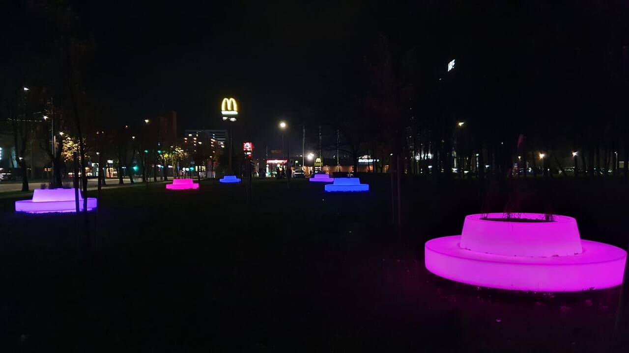 Spalvas keičiantys suoliukai Kalniečių parke