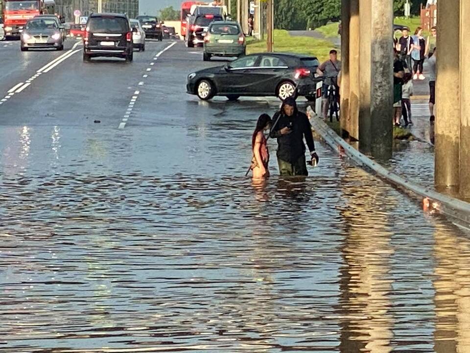Kauną aptalžė liūtis: krito įspūdingo dydžio ledukai, užlietos gatvės