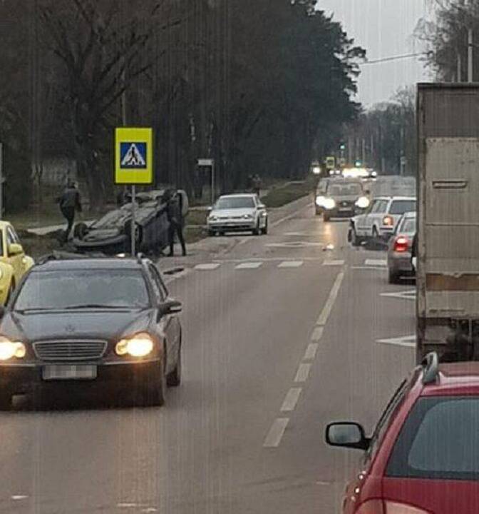 Situacija: techninės apžiūros kontrolierius negali daryti nieko kito, kaip tik atkreipti dėmesį į pavojų keliančius automobilio trūkumus ir apeliuoti į vairuotojo sveiką protą.