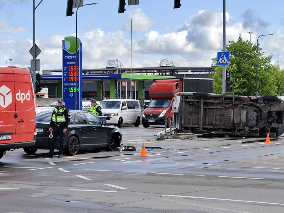 Kaune – stipri medikų automobilio ir „Volvo“ avarija