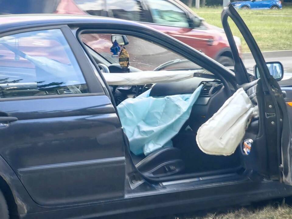 Šilainiuose – BMW skrydis į stulpą: vairuotojas buvo girtas, nukentėjo keleivis
