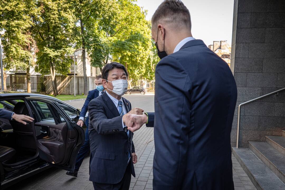 Toshimitsu Motegi (iš kairės) ir Gabrielius Landsbergis