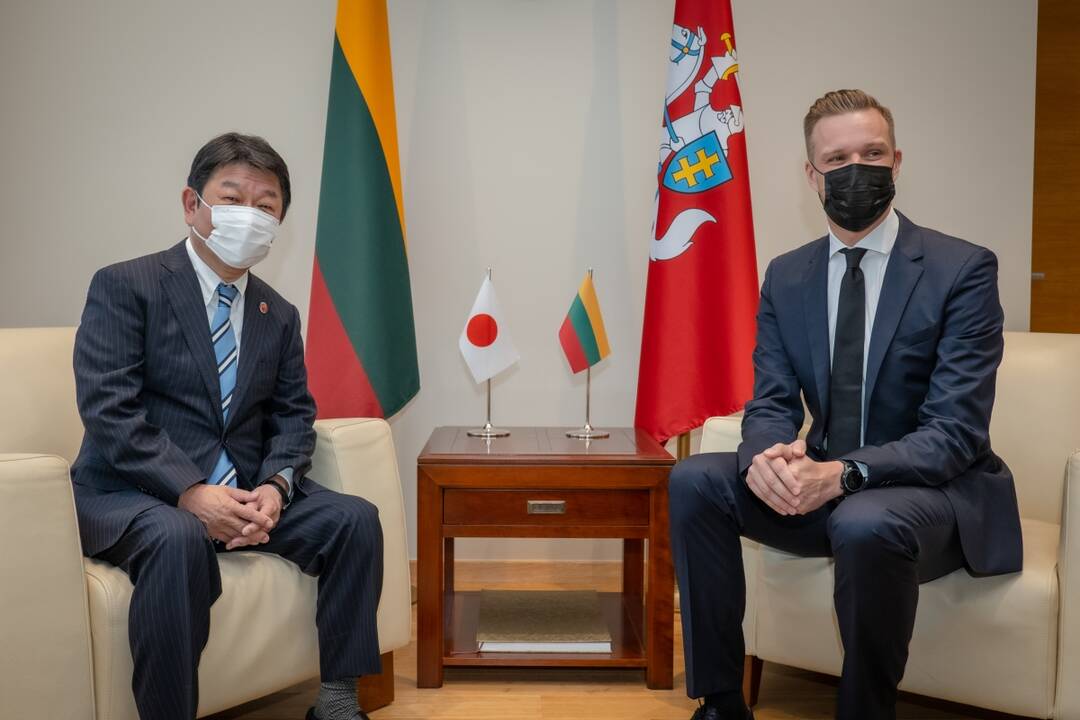 Toshimitsu Motegi (iš kairės) ir Gabrielius Landsbergis