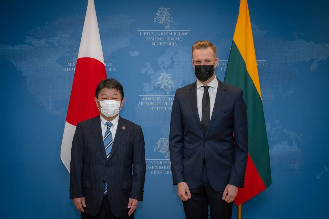 Toshimitsu Motegi (iš kairės) ir Gabrielius Landsbergis
