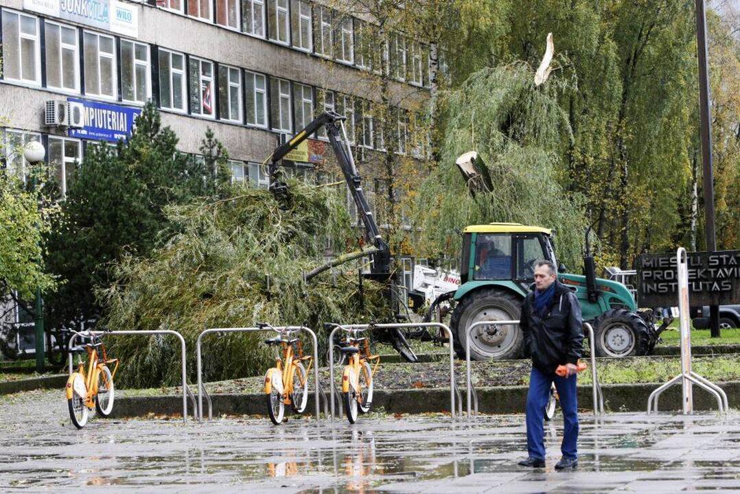 Lietus ir šlapdriba toliau stabdo darbus