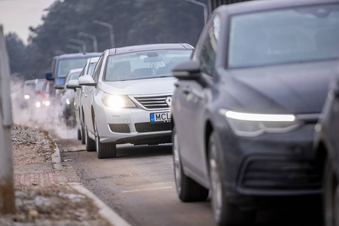 Prie koronaviruso patikros punkto Kaune – milžiniška eilė