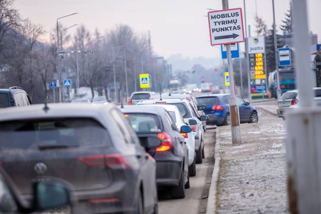 Prie koronaviruso patikros punkto Kaune – milžiniška eilė