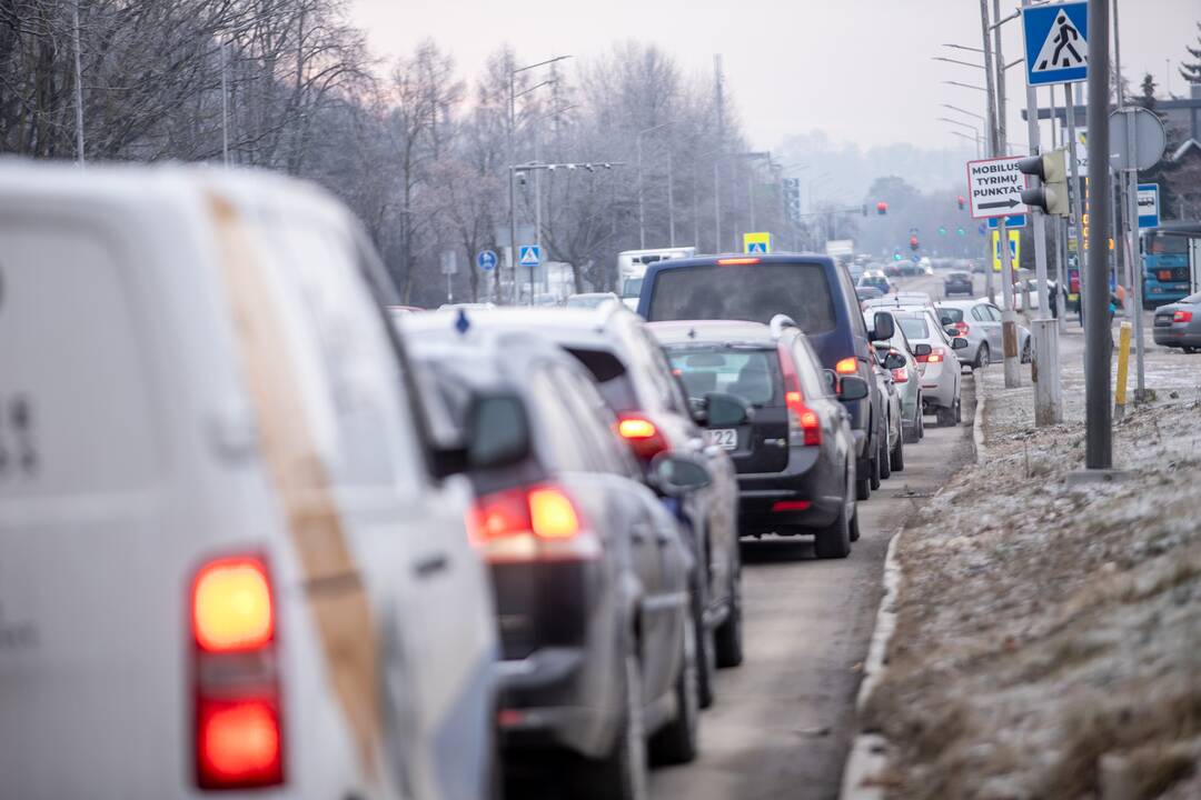Prie koronaviruso patikros punkto Kaune – milžiniška eilė