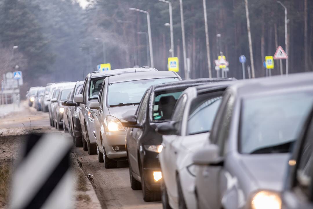 Prie koronaviruso patikros punkto Kaune – milžiniška eilė