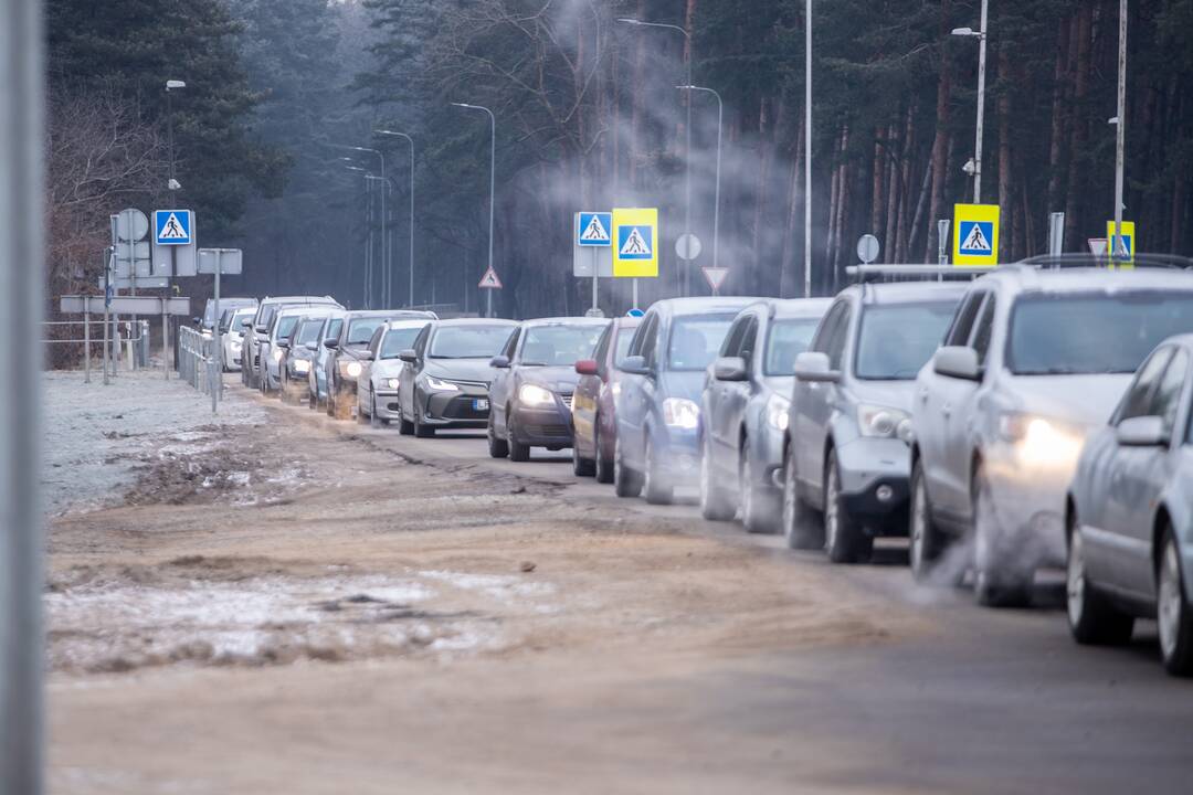 Prie koronaviruso patikros punkto Kaune – milžiniška eilė