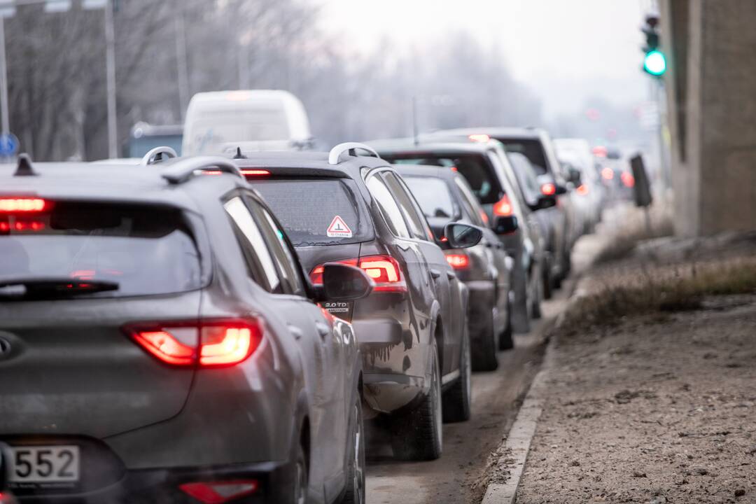 Prie koronaviruso patikros punkto Kaune – milžiniška eilė