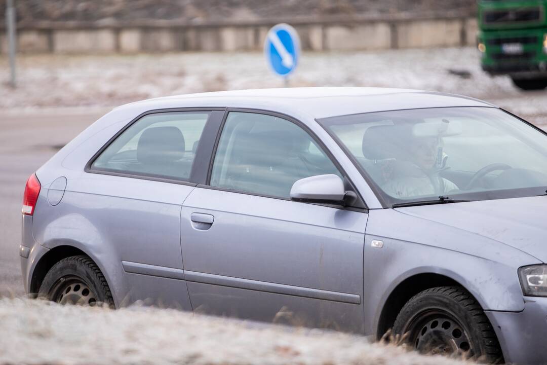 Prie koronaviruso patikros punkto Kaune – milžiniška eilė