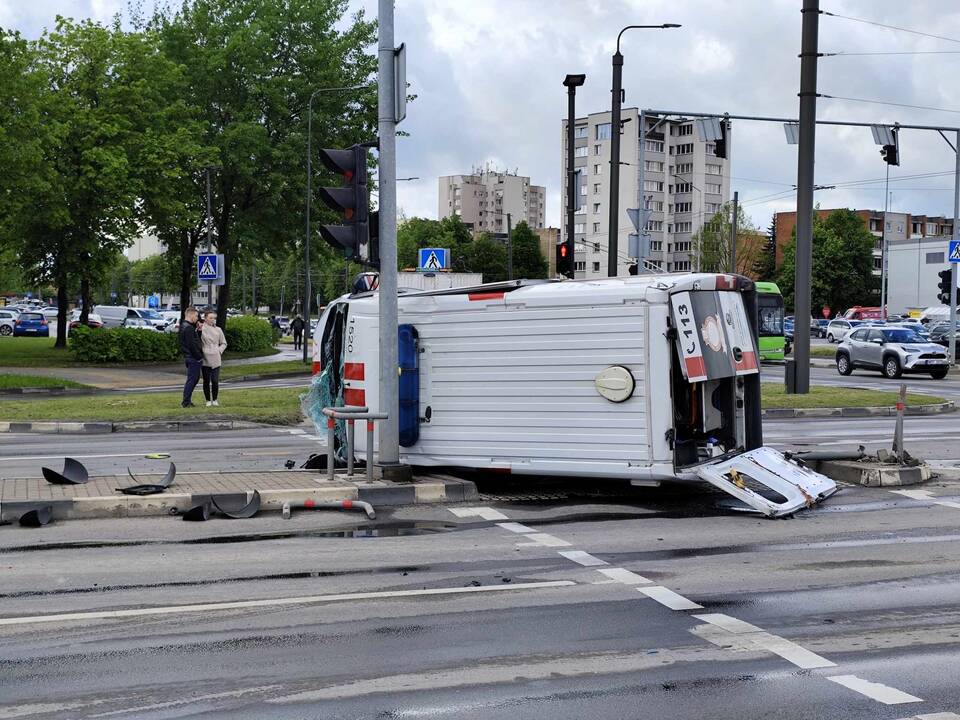 Kaune – stipri medikų automobilio ir „Volvo“ avarija