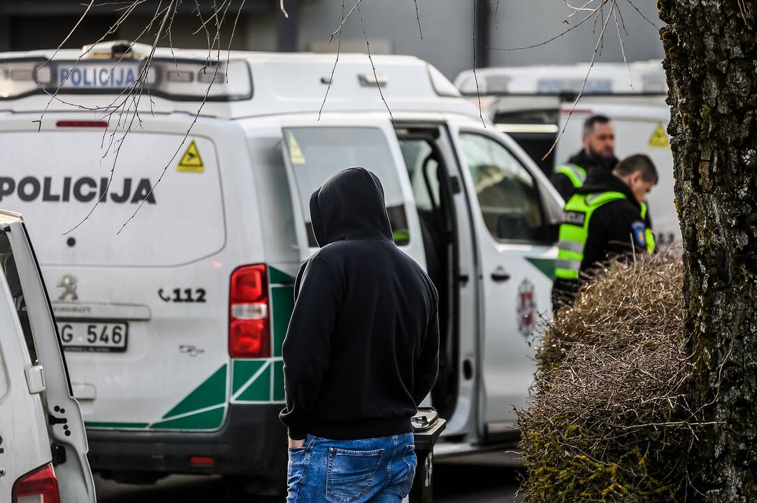 Vilniuje neblaivus vyras grasino susprogdinti namą