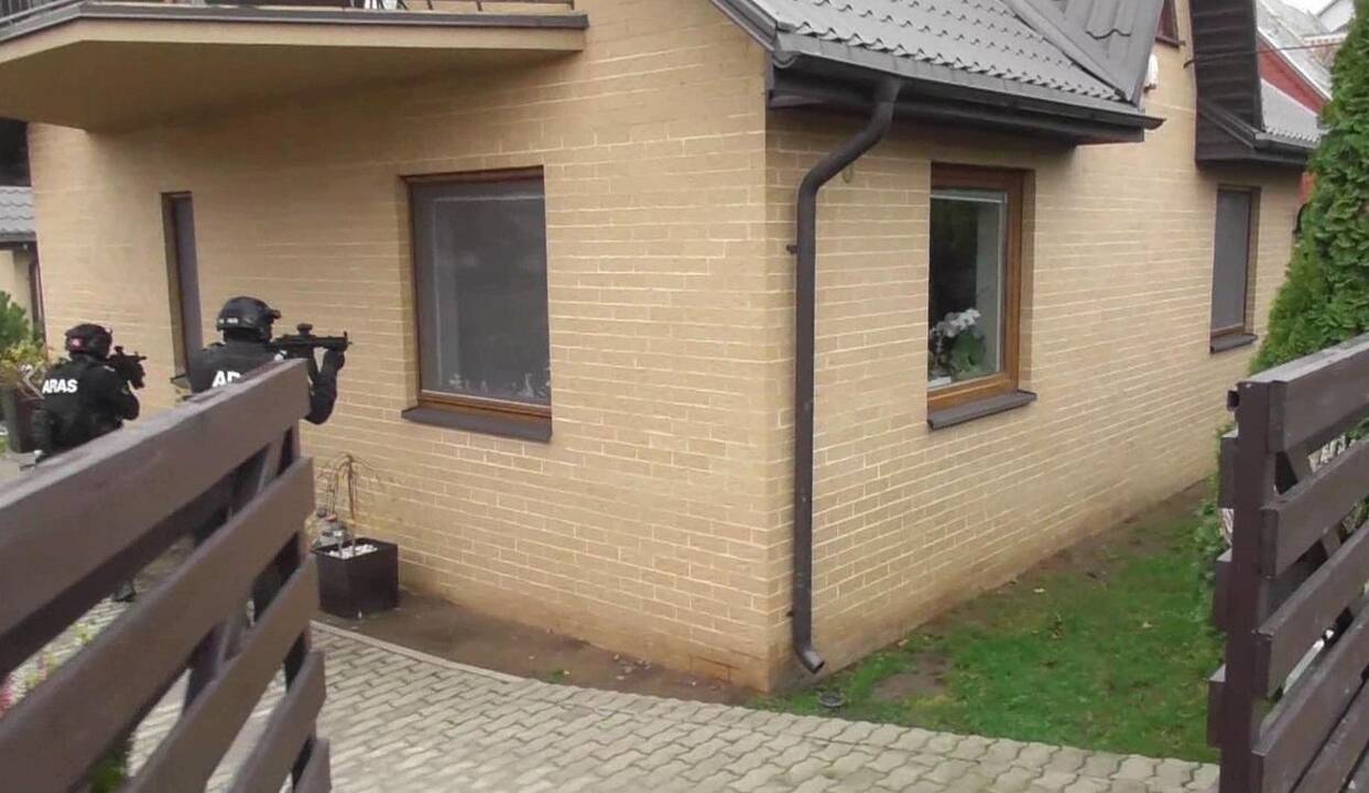 Pas Kaune sučiuptą narkobaroną rasta pusė milijono eurų ir keturi ginklai