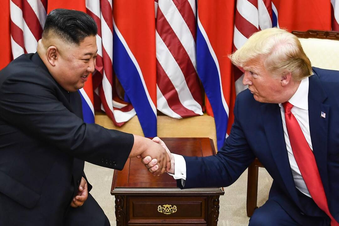Donaldas Trumpas (kairėje) ir Kim Jong Unas (dešinėje)