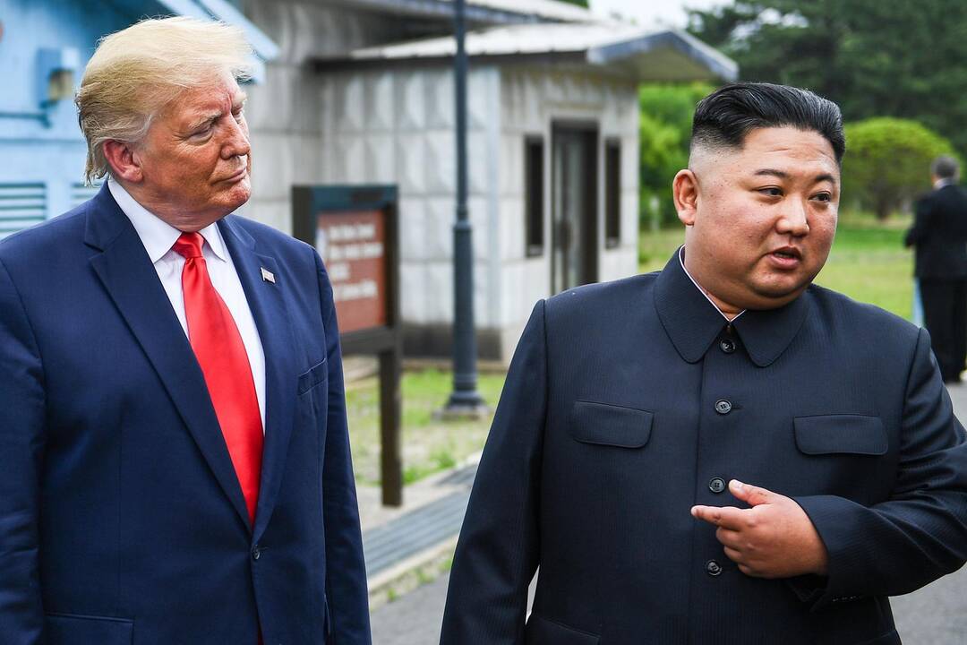 Donaldas Trumpas (kairėje) ir Kim Jong Unas (dešinėje)