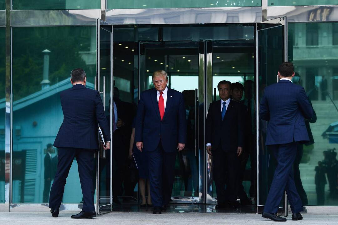 Donaldas Trumpas (kairėje) ir Kim Jong Unas (dešinėje)
