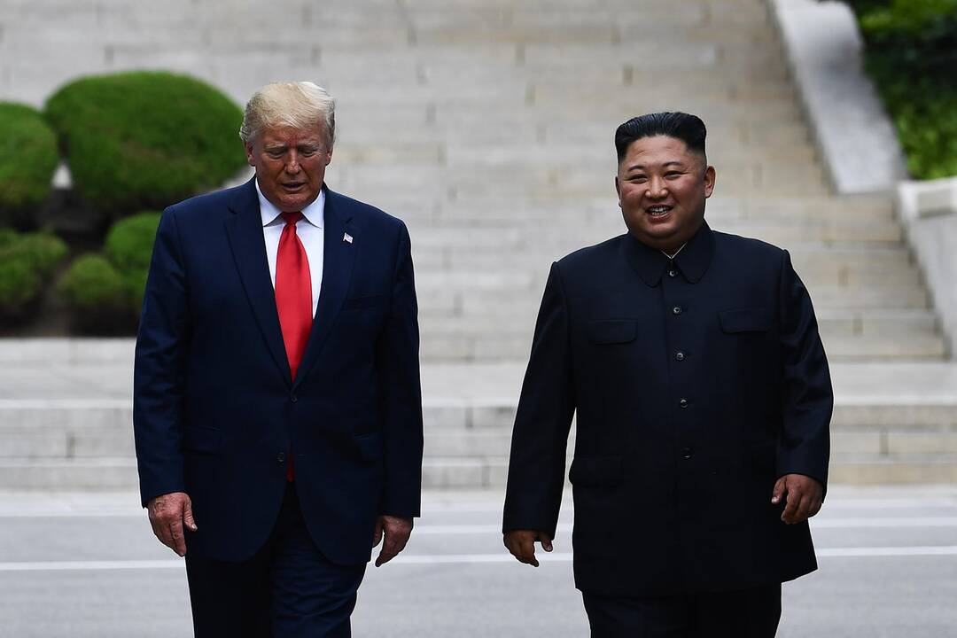 Donaldas Trumpas (kairėje) ir Kim Jong Unas (dešinėje)