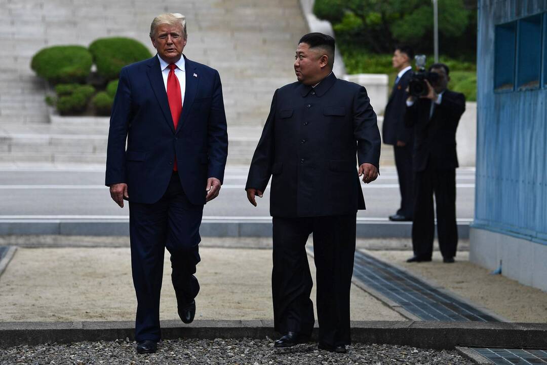 Donaldas Trumpas (kairėje) ir Kim Jong Unas (dešinėje)