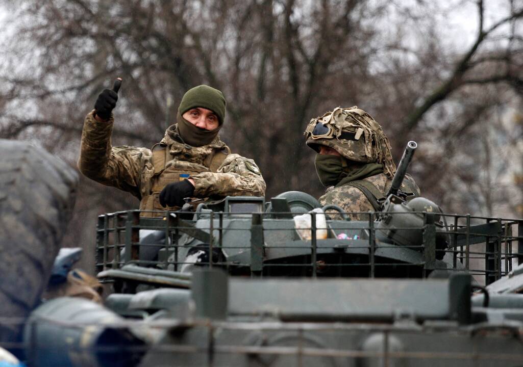 Tankai, raketos, radarai, dronai: kiek pagalbos Ukrainai JAV suteikė nuo 2022 m.