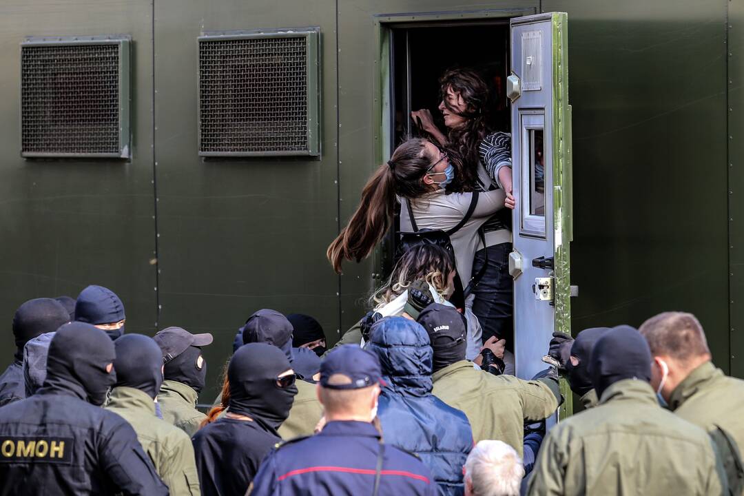 Baltarusijos milicija sulaikė moterų protesto dalyves