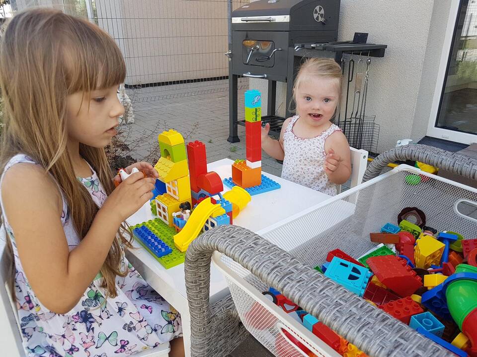 Odrė su tėveliais ir sesute