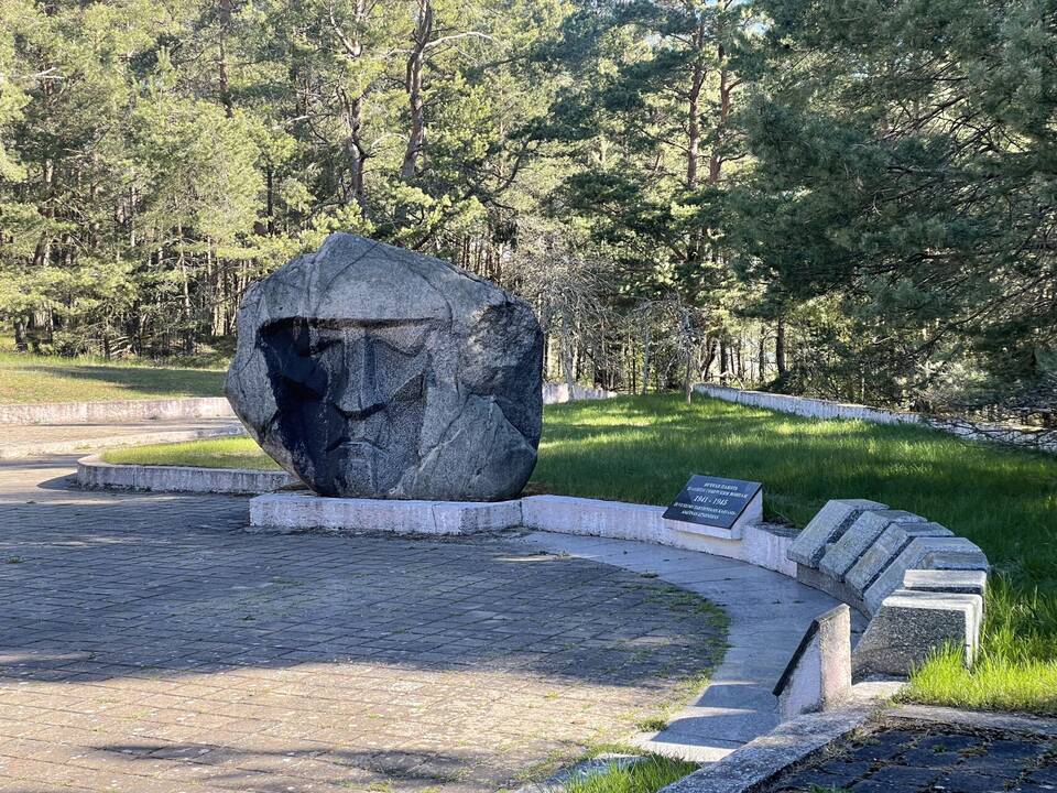 Dėl sovietinio memorialo likimo Neringoje planuoja paklausti gyventojų nuomonės