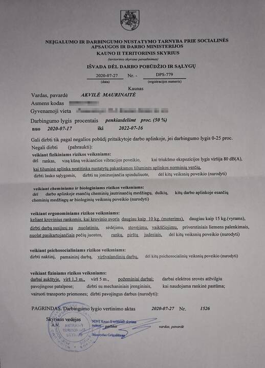 Negalia: dėl rankų ir kojų sąnarių deformacijų mergina negali neprisilaikydama vaikščioti ir atlikti daugelio rankų darbo reikalaujančių darbų, tačiau NDNT nustatė, kad ji gali dirbti vairuotoja, kelti krovinius iki 10 kg, dirbti kitus darbus.