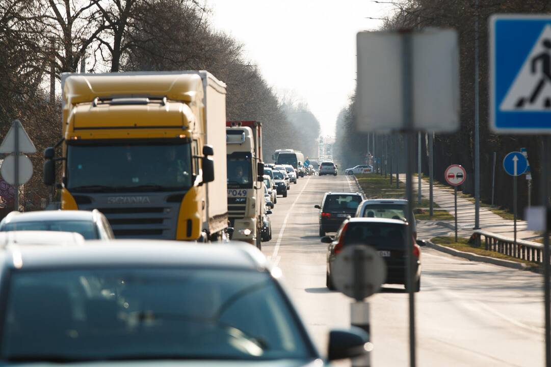 Kenčia: Jonavoje dėl žiedinės sankryžos piko metu automobilių spūstyse gali tekti praleisti ir keletą valandų.