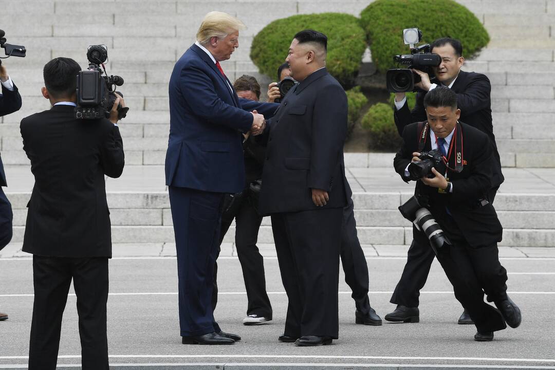 Donaldas Trumpas (kairėje) ir Kim Jong Unas (dešinėje)