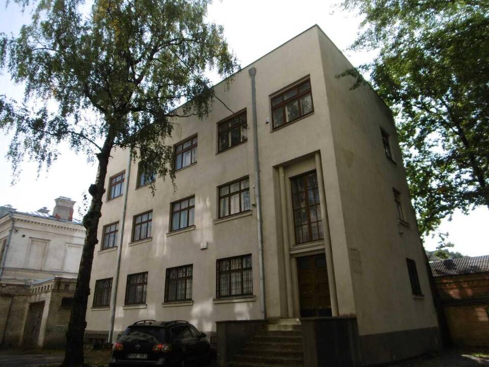 Architektūra: Inžinierių valdybos rūmai statyti pagal tipinį projektą, kuriam nusižengus pastatas išaugo vienu aukštu.