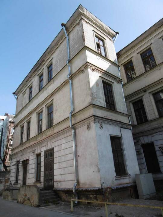 Architektūra: Inžinierių valdybos rūmai statyti pagal tipinį projektą, kuriam nusižengus pastatas išaugo vienu aukštu.