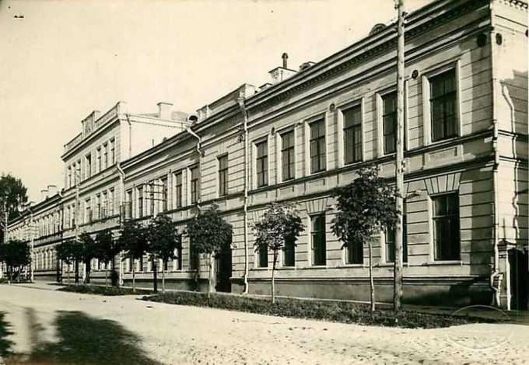 Architektūra: Inžinierių valdybos rūmai statyti pagal tipinį projektą, kuriam nusižengus pastatas išaugo vienu aukštu.
