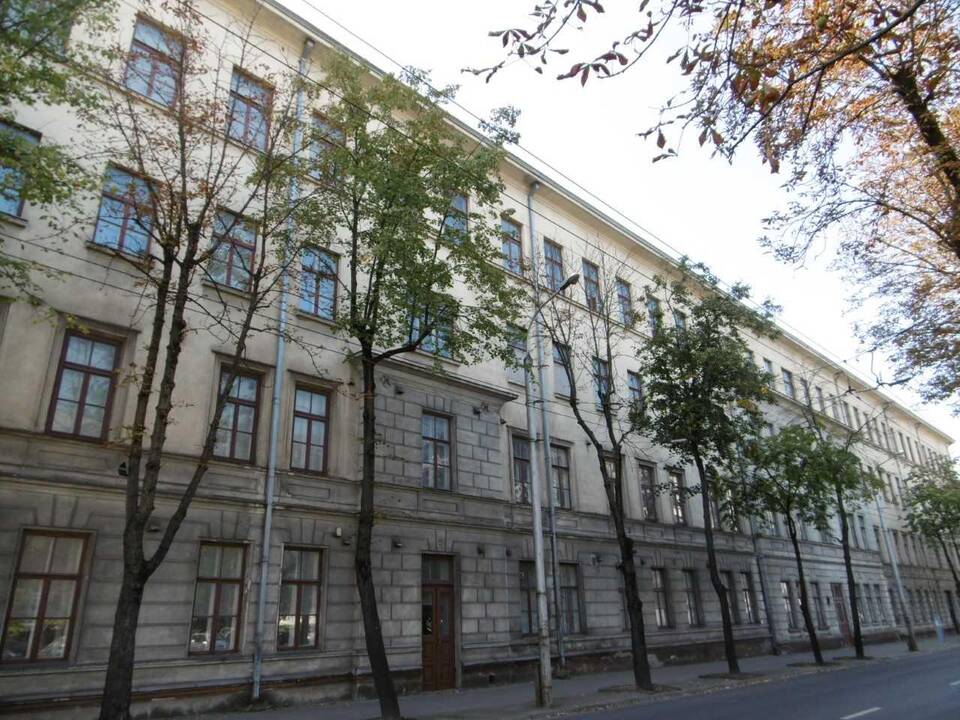 Architektūra: Inžinierių valdybos rūmai statyti pagal tipinį projektą, kuriam nusižengus pastatas išaugo vienu aukštu.