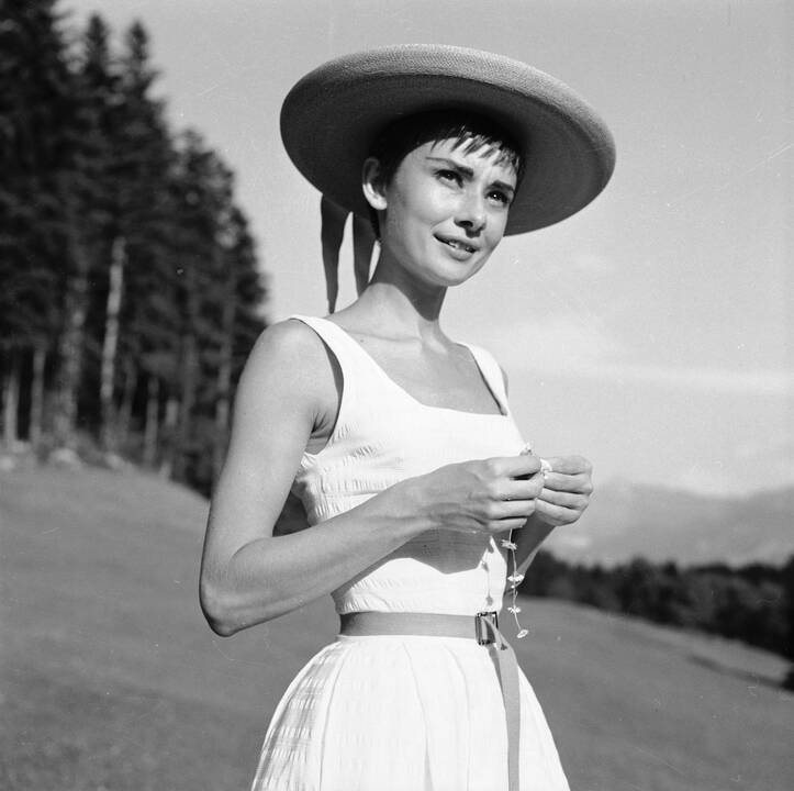  Pavyzdys: po filmo "Sabrina", kuriame pagrindinį vaidmenį atlikusi A.Hepburn dėvėjo Hubert'o de Givenchy rūbus, išpopuliarėjo ir aktorės suknelių silueatai, ir pats dizaineris.