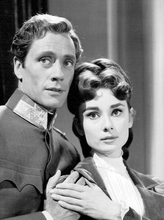  Pavyzdys: po filmo "Sabrina", kuriame pagrindinį vaidmenį atlikusi A.Hepburn dėvėjo Hubert'o de Givenchy rūbus, išpopuliarėjo ir aktorės suknelių silueatai, ir pats dizaineris.
