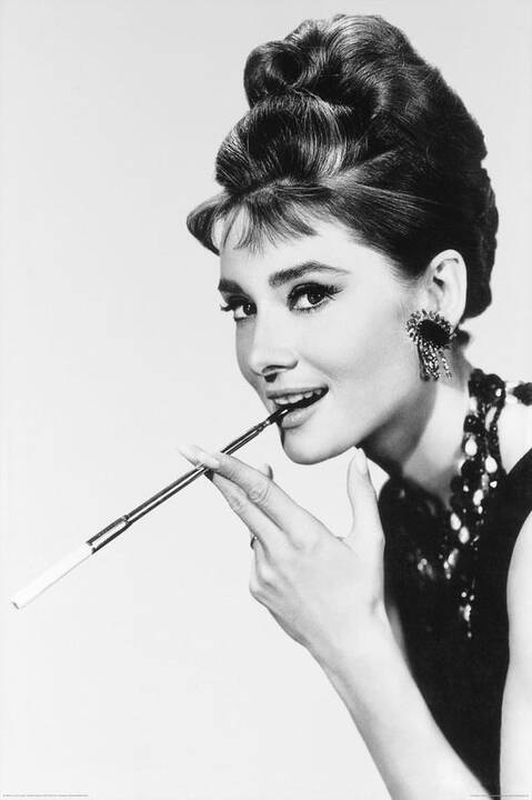  Pavyzdys: po filmo "Sabrina", kuriame pagrindinį vaidmenį atlikusi A.Hepburn dėvėjo Hubert'o de Givenchy rūbus, išpopuliarėjo ir aktorės suknelių silueatai, ir pats dizaineris.