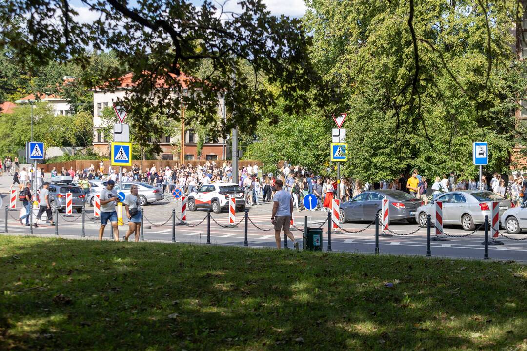 Į E. Sheerano koncertą plūsta margaspalvė minia