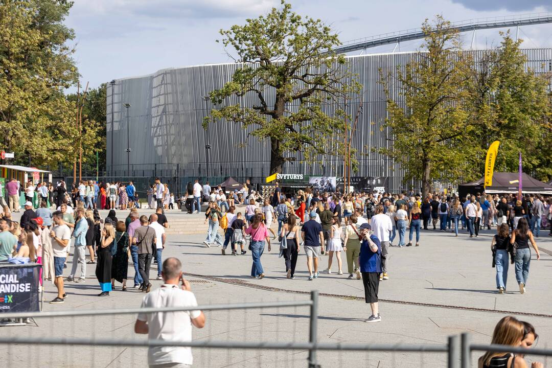 Į E. Sheerano koncertą plūsta margaspalvė minia