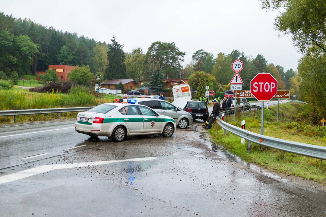 Autobuso ir dviejų lengvųjų automobilių avarija Kačerginėje