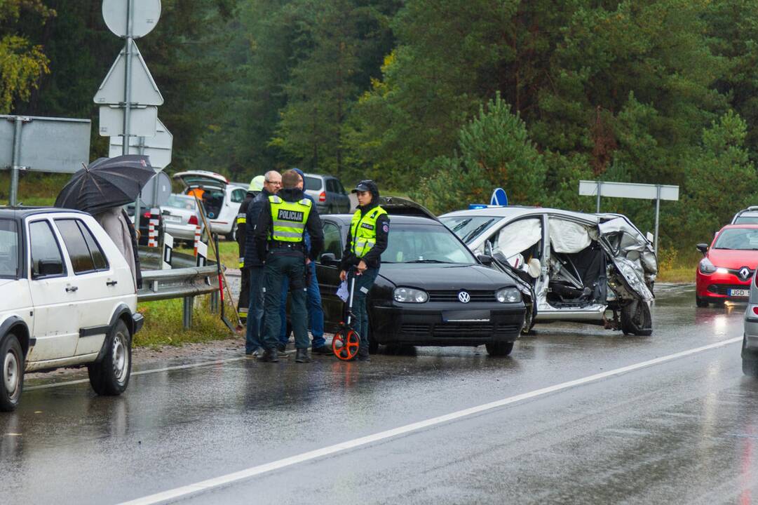 Autobuso ir dviejų lengvųjų automobilių avarija Kačerginėje