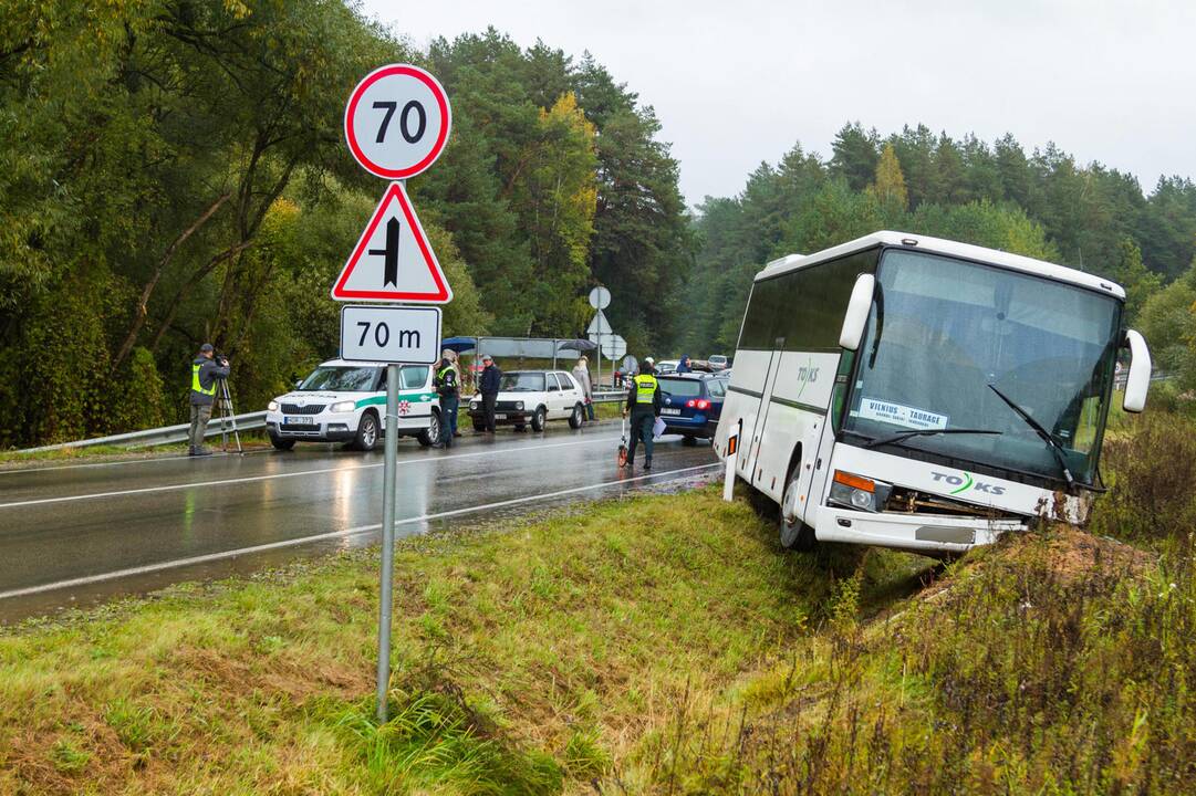 Autobuso ir dviejų lengvųjų automobilių avarija Kačerginėje