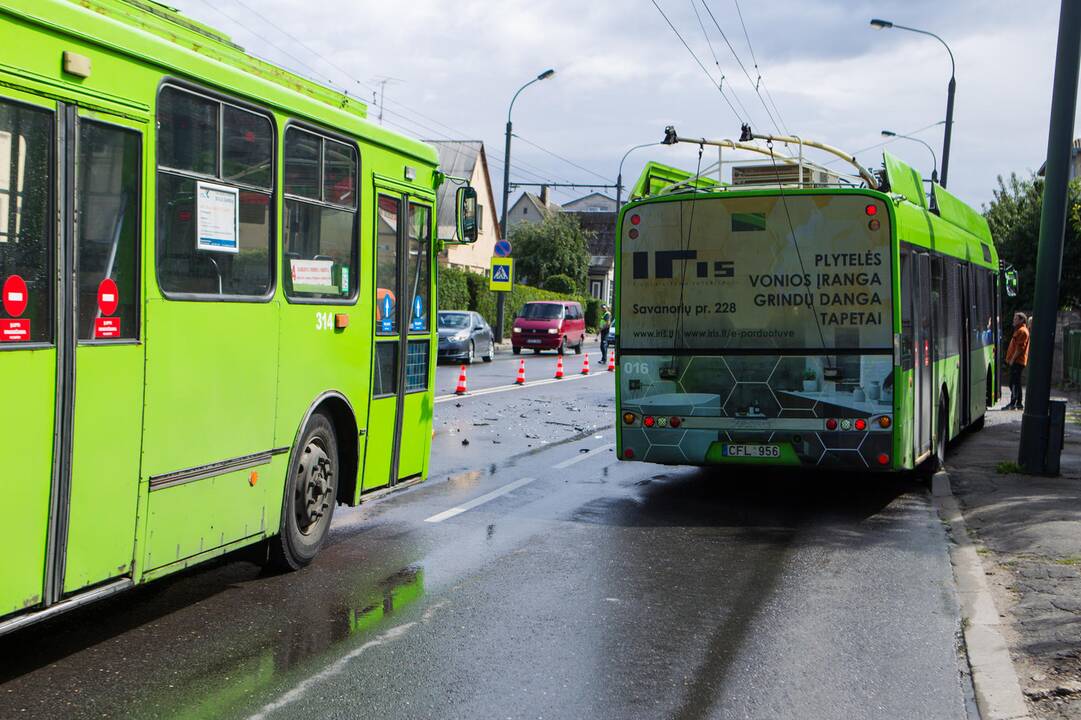 Masinė automobilių ir troleibuso avarija Kaune