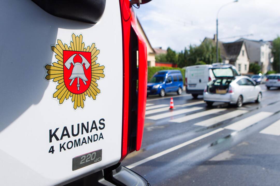 Masinė automobilių ir troleibuso avarija Kaune