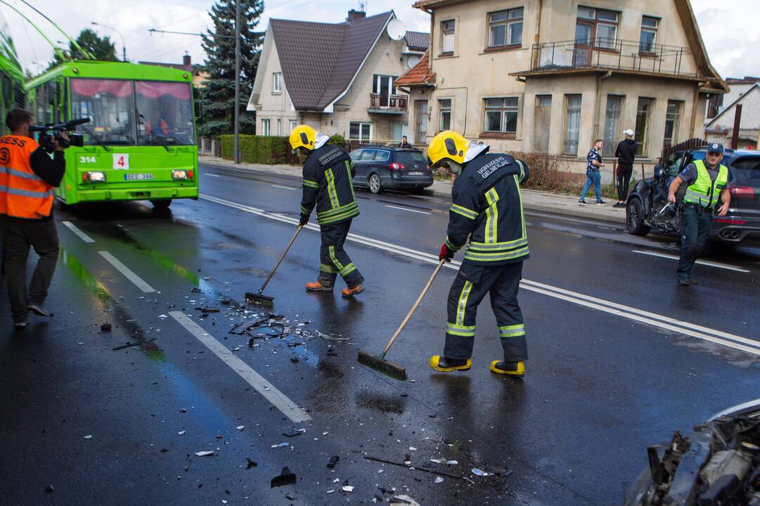 Masinė automobilių ir troleibuso avarija Kaune