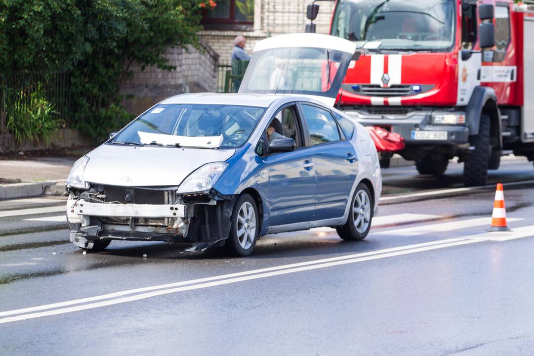 Masinė automobilių ir troleibuso avarija Kaune