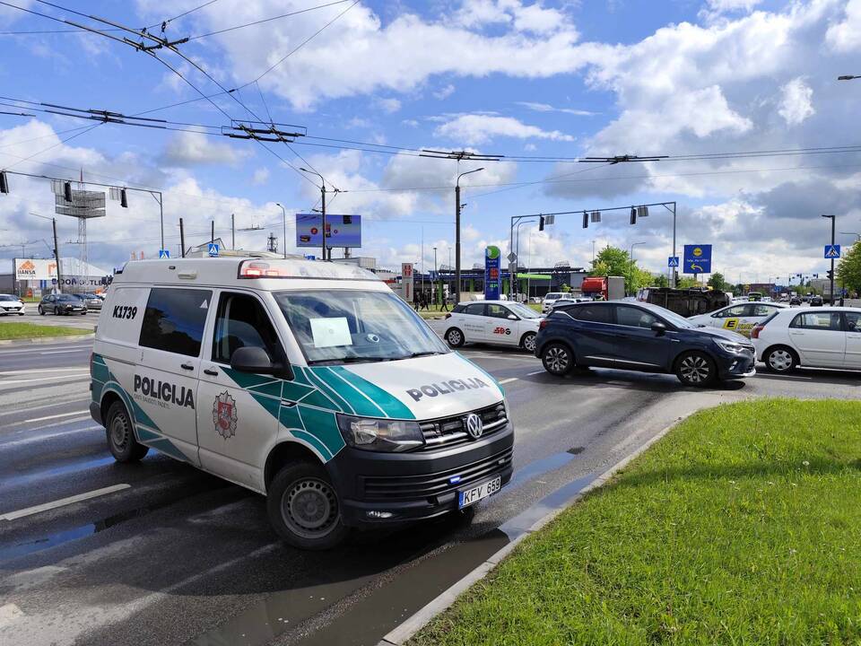 Kaune – stipri medikų automobilio ir „Volvo“ avarija