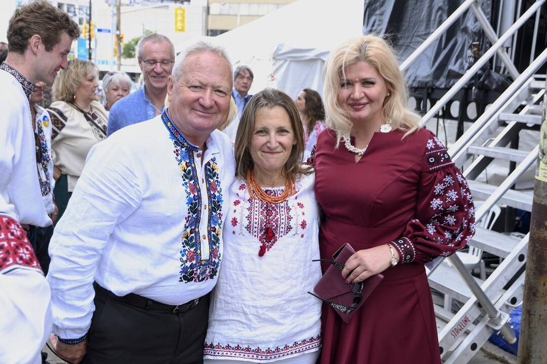 Identitetas: tarp ukranietiškų šaknų turinčių kanadiečių – ir finansų ministrė Chrystia Freeland (centre).