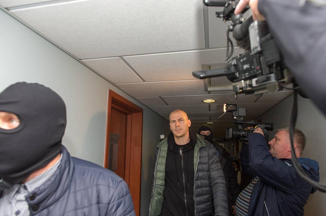 Į teismą atvestas korupcija įtariamas vienas iš Kauno ekonominės policijos vadovų